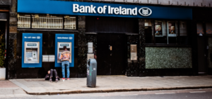 人通りの少ないATM