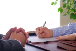 債務整理と任意整理の違いは？借金が減る仕組みと任意整理のメリットデメリットを解説