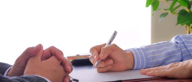 債務整理と任意整理の違いは？借金が減る仕組みと任意整理のメリットデメリットを解説