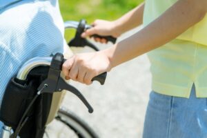 介護職でも高収入を実現できる？高収入を目指せる介護職や注意点を徹底解説