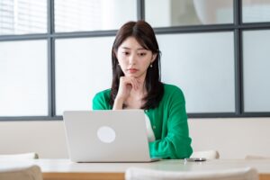 職場で独身が自分だけでつらい？独身の孤独を減らす考え方と出会い方を紹介